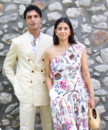 tomas paramo, con traje color crema, y maria garcia de jaime con vestido estampado