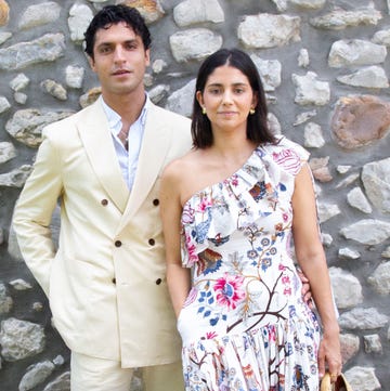 Tomas Paramo y Maria Garcia de Jaime tomas paramo, con traje color crema, y maria garcia de jaime con vestido estampado