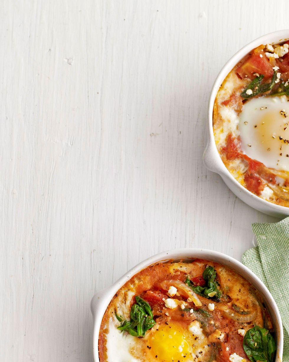 baked eggs with spinach and tomato