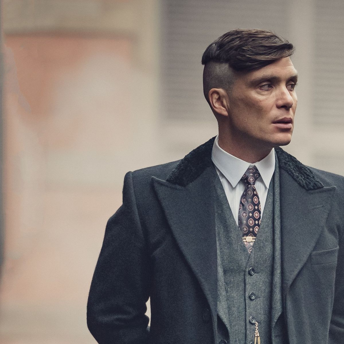 https://hips.hearstapps.com/hmg-prod/images/tommy-shelby-cillian-murphy-peaky-blinders-1569234705.jpg?crop=0.737xw:0.492xh;0.263xw,0&resize=1200:*