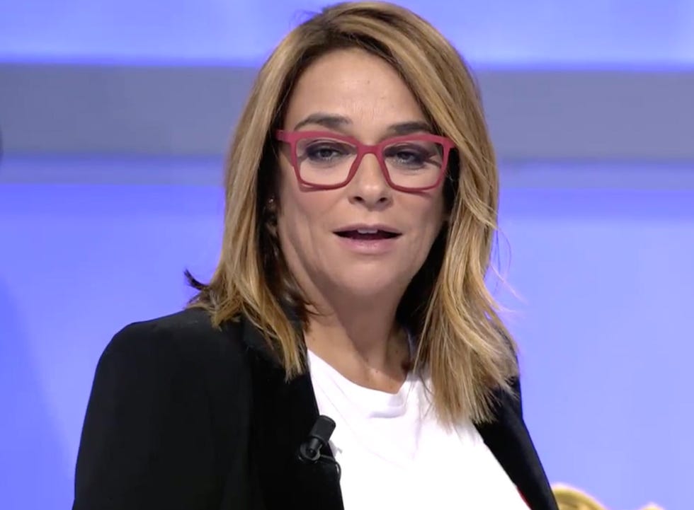 Eyewear, Hair, Blond, Television presenter, Glasses, Chin, Hairstyle, Spokesperson, Cheek, Forehead, 