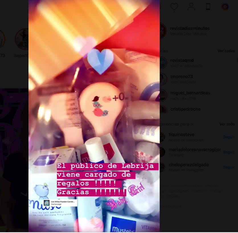 Toñi Moreno enseña los primeros regalos para su hija Lola. 