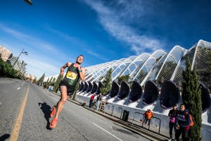 toni abadía por las calles del maratón de valencia