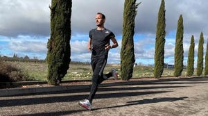 toni abadía corre con la equipación de adidas