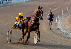 toni abadía corre por la arena del hipódromo de palma de mallorca en su duelo contra el caballo de carreras variuso du bouffey