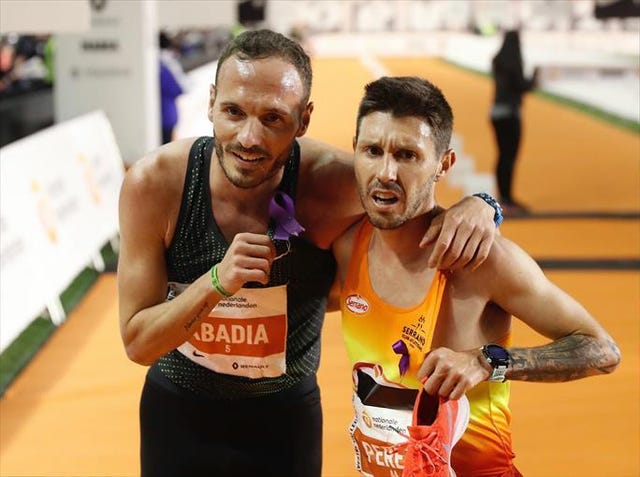 toni abadía y chiki pérez posan tras la san silvestre vallecana