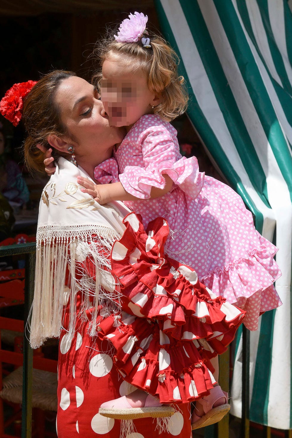 toñi moreno, en la feria de abril con su hija