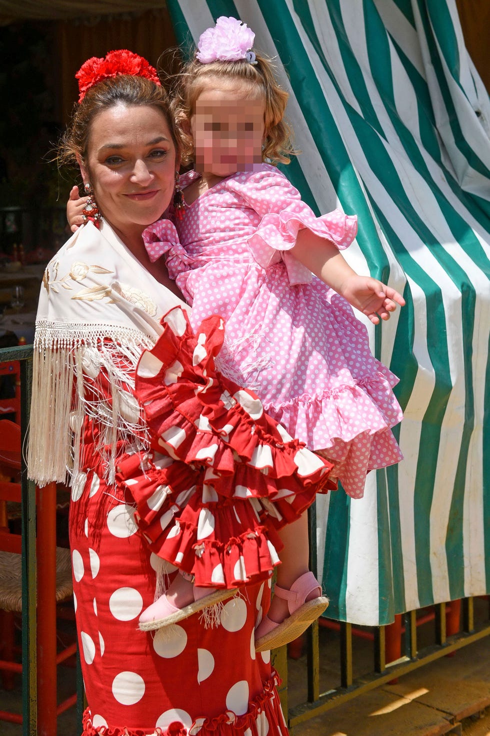toñi moreno, en la feria de abril con su hija