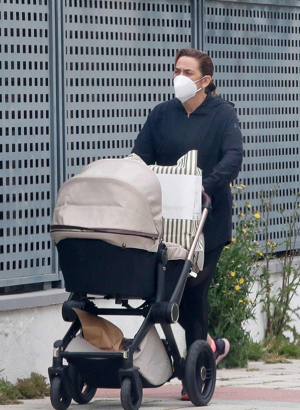 toñi moreno de paseo con su hija lola en madrid