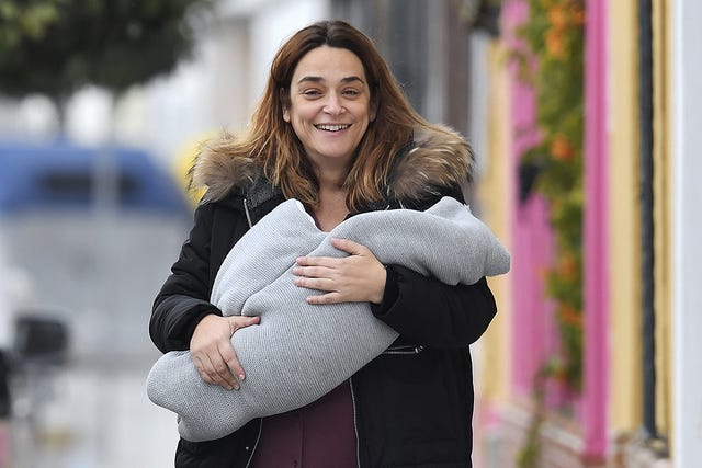 toñi moreno con su pequeña lola en brazos
