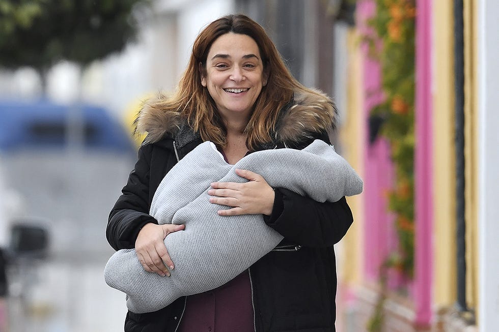 toñi moreno con su pequeña lola en brazos