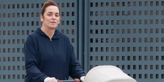 Toñi Moreno toñi moreno de paseo con su hija lola en madrid