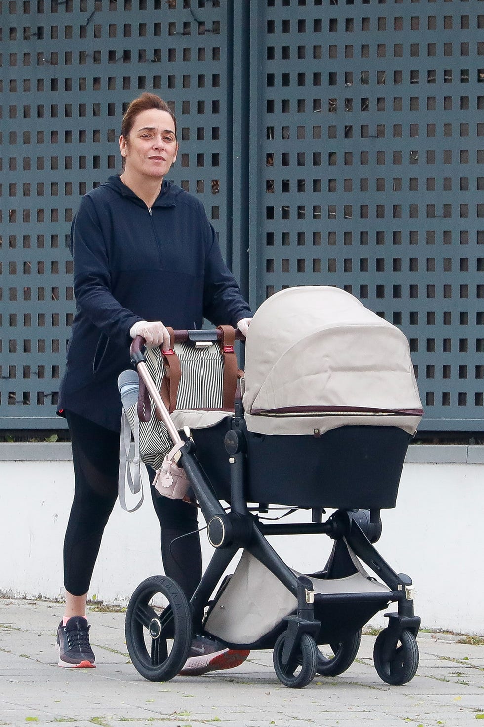 toñi moreno de paseo con su hija lola en madrid