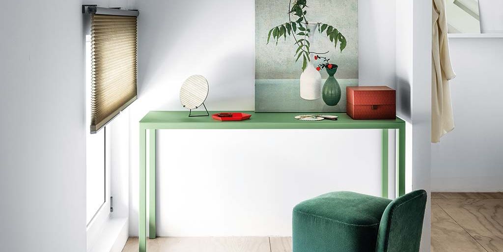 Rincón escritorio con mesa y butaca verdes