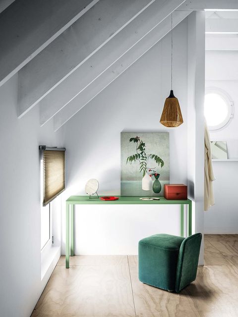Rincón escritorio con mesa y butaca verdes