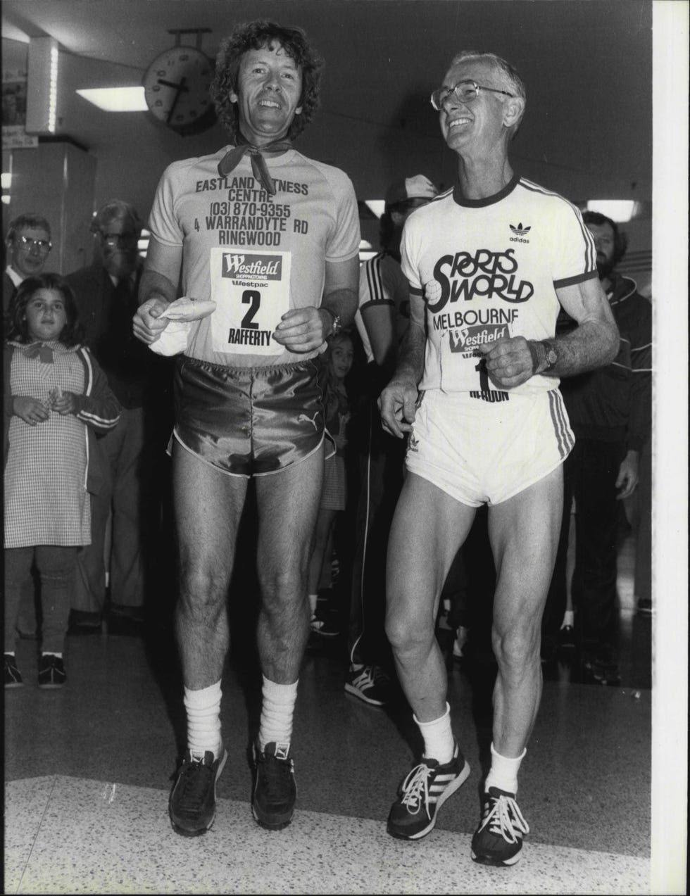 tony rafferty y george perdon en la salida de un maratón en melbourne en 1983