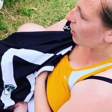 女子ラグビー選手が試合中に生後13週目の娘に授乳→その後再びピッチに戻る「公共の場で授乳することへの偏見なくなってほしい」