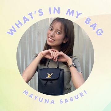 【おしゃれな人のバッグの中身】モデル、女優として活躍する佐分利眞由奈の”what's in my bag？”