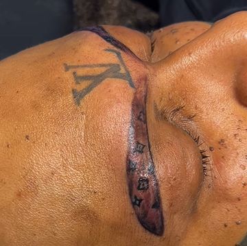顔中に「ルイ・ヴィトン」のタトゥーを入れた男性が話題「史上最悪の出来」施術したタトゥーアーティストが海外snsで大炎上