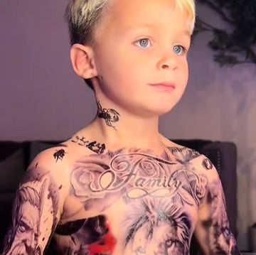 全身タトゥーの父親、5歳の息子の体を本物風タトゥーで覆う動画を公開「最悪の毒親」海外snsで非難殺到