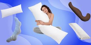 抱き枕を抱く女性と、形状の異なる抱き枕