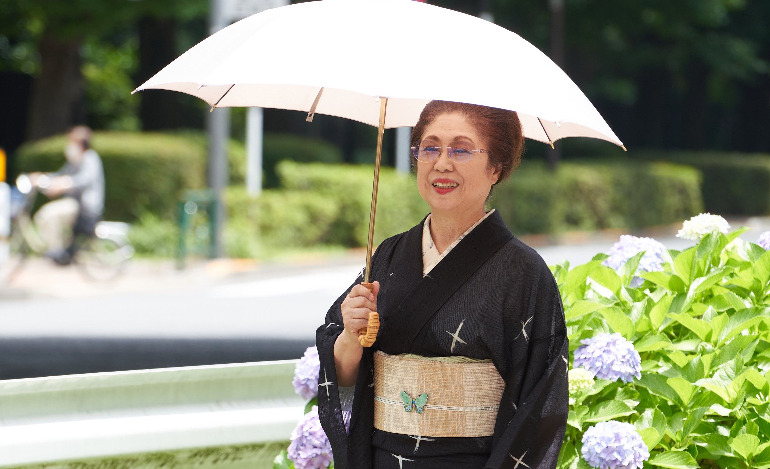 小紋) 絞った生地に花-