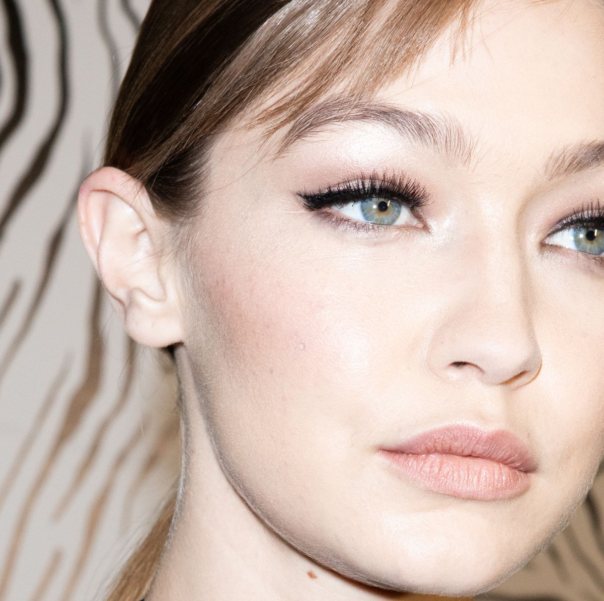 How To Use an Eyelash Curler the Right Way