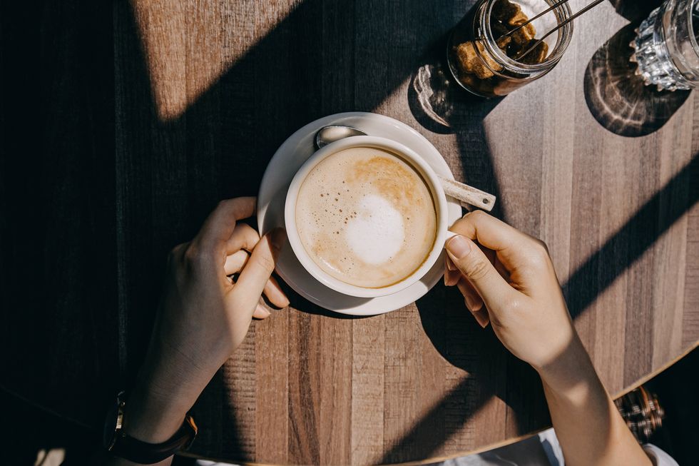 一天不要超過4杯！「咖啡因」過量可能導致焦慮、嗜睡，專家告訴你「咖啡」成癮會發生什麼事？