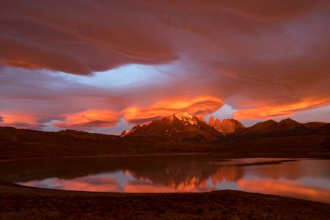 Torres del Paine National Park, Chile PARQUE NACIONAL TORRES DEL PAINE CHILIDit Biosfeerreservaat van UNESCO in het Chileense deel van Patagoni is vernoemd naar de gigantische blauwe torens van graniet die hun stempel op het park drukken Peddel langs gletsjers over Lago Grey dat soms eerder helderblauw is en kijk in de dichte bossen uit naar wilde dieren als poemas guanacos en andescondors