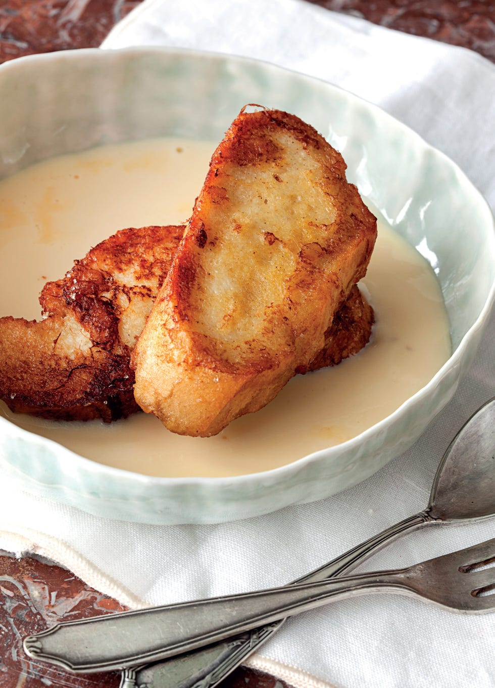 torrijas con almíbar y crema inglesa