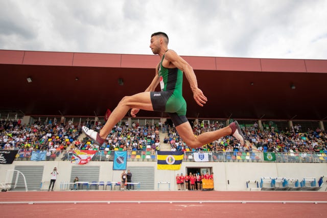 el atleta del playas de castellón pablo torrijos ejecuta un triple salto en castellón