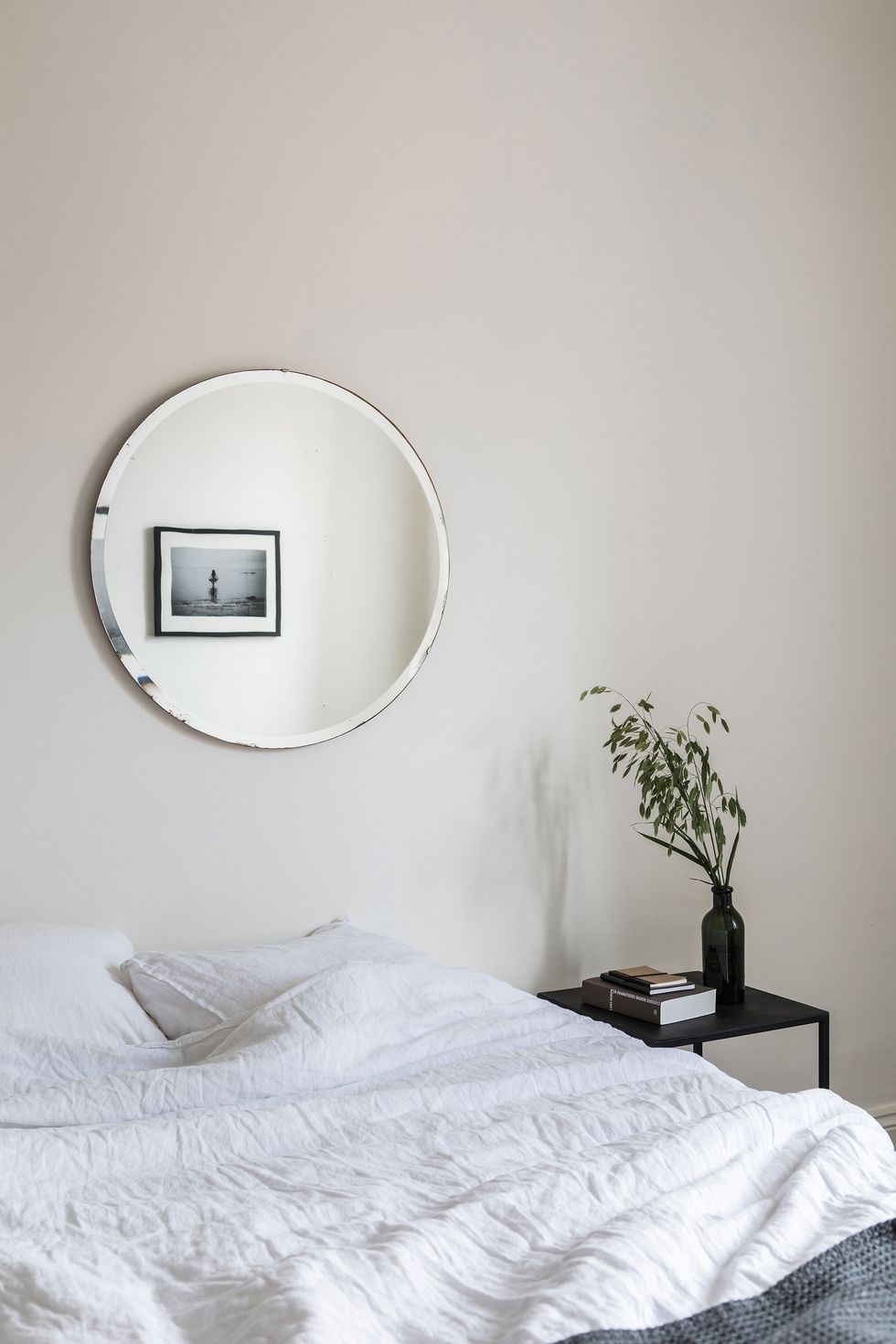 38 Minimalist Bedroom Ideas and Tips - Budget-Friendly Minimalism
