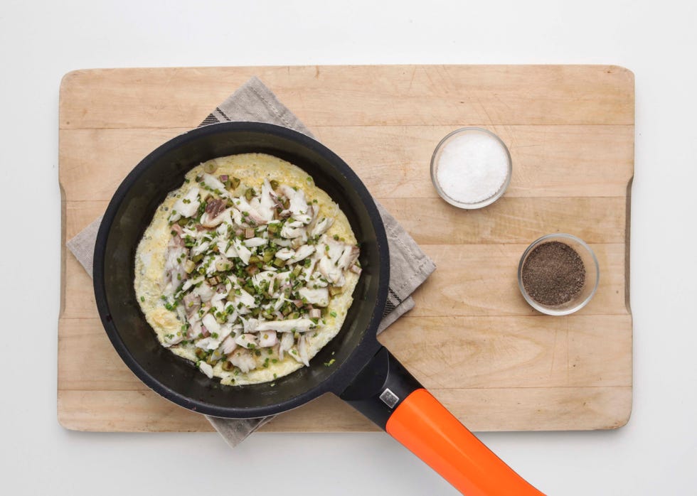 Paso 3 receta tortilla de lubina y cebolleta china
