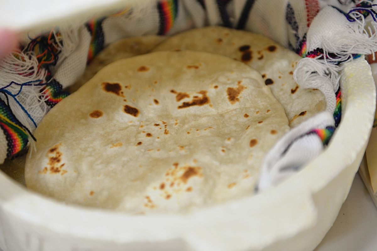 Flautas, ricetta messicana: tortillas croccanti ripiene e guarnite