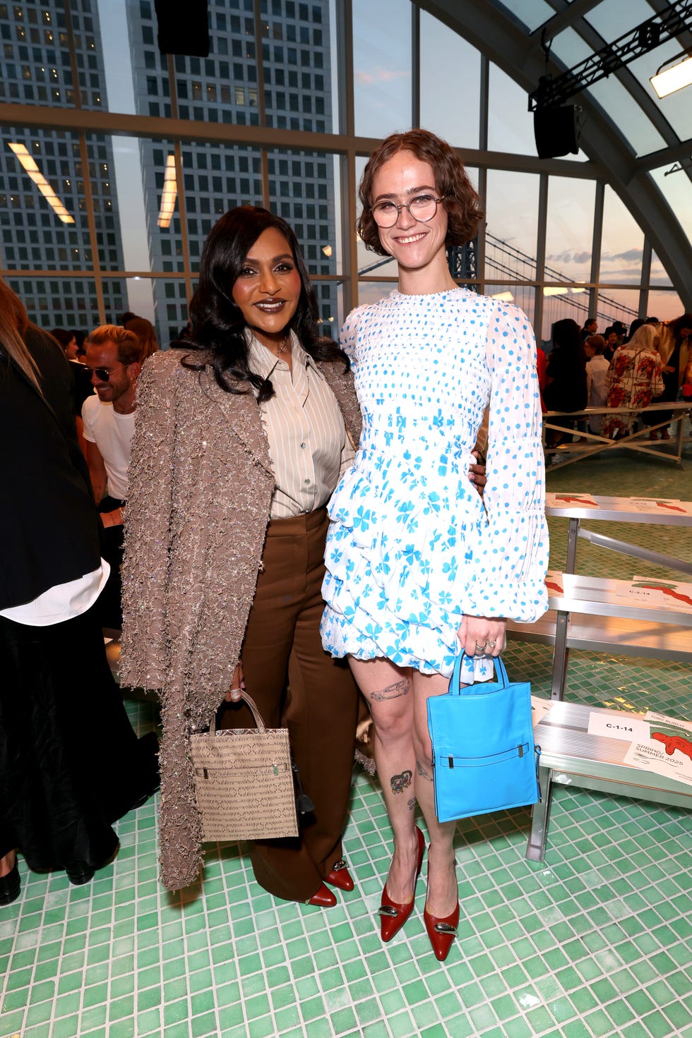 brooklyn, new york september 09 l r mindy kaling and ella emhoff attend tory burch springsummer 2025 during new york fashion week at skylight at the refinery on september 09, 2024 in brooklyn, new york photo by jeff scheargetty images for tory burch