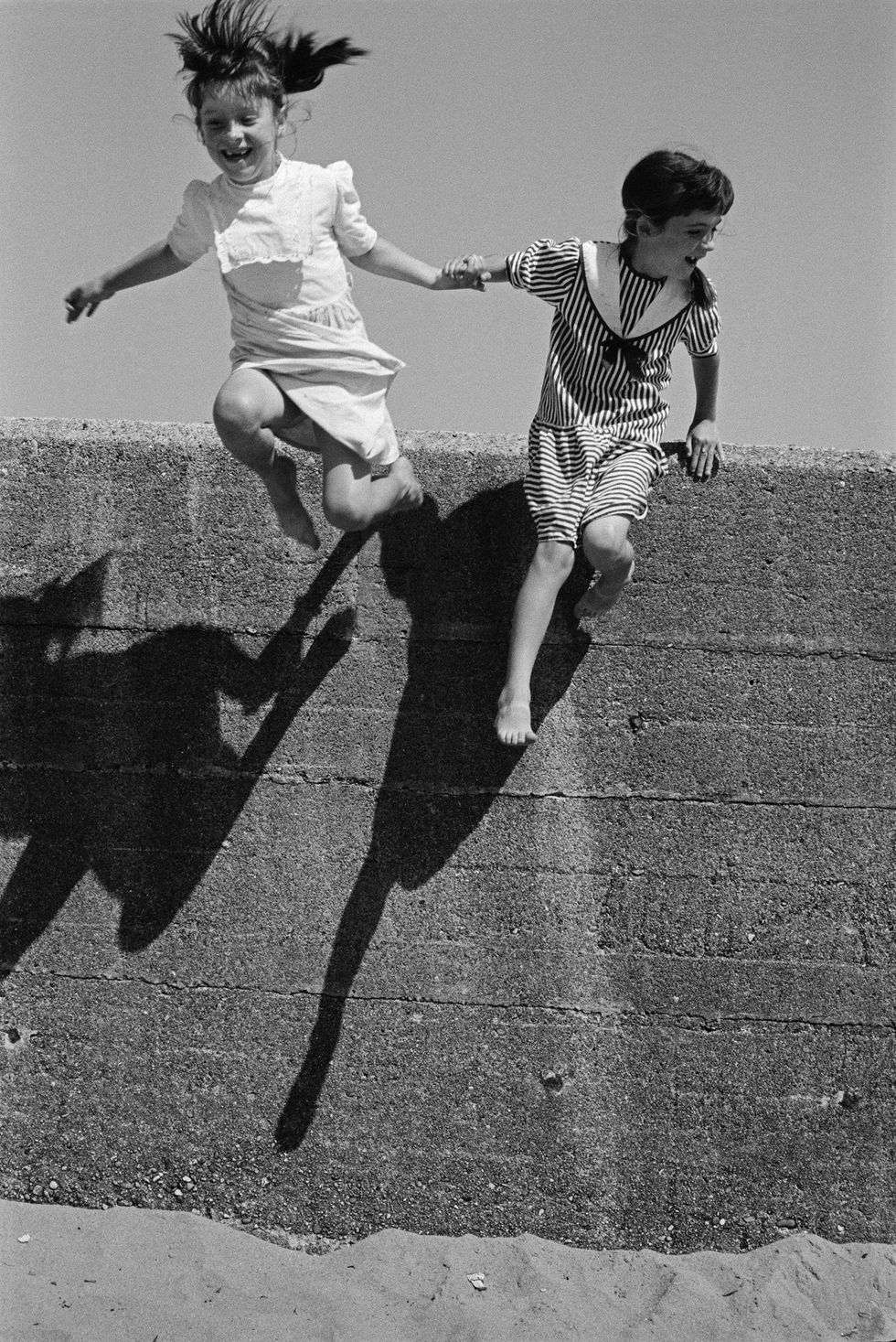 Martine Franck, bambine, salto, gioia di vivere
