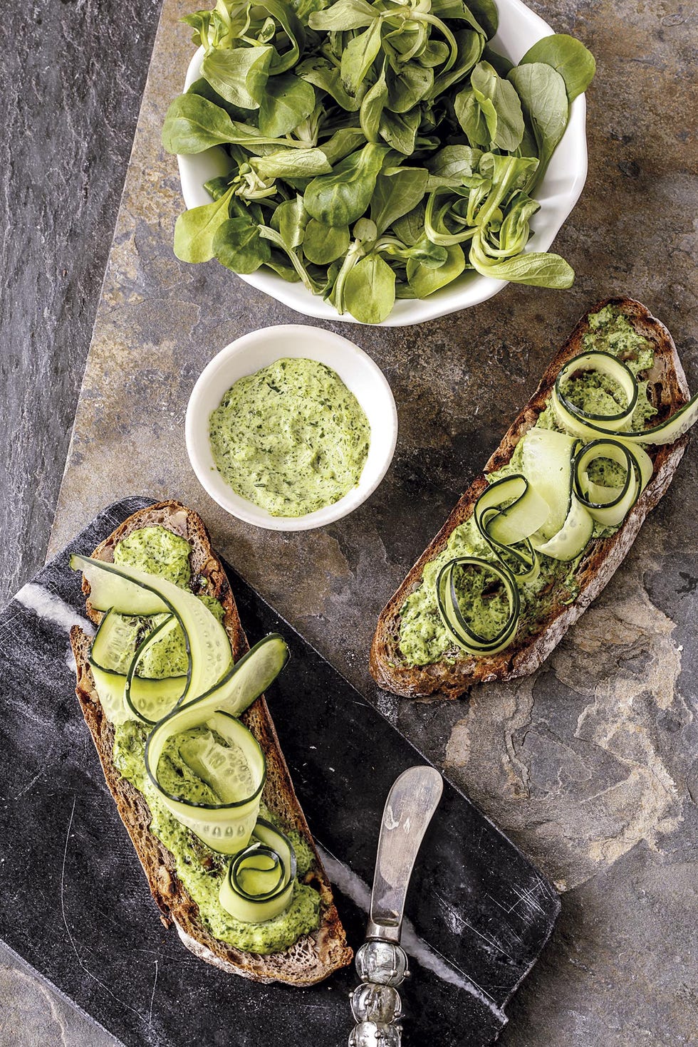 tosta de berros y pepino