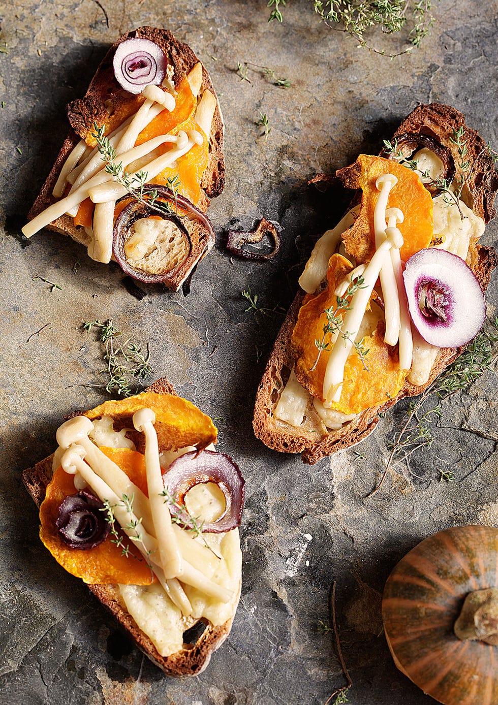 tostas de calabaza y cebolla asada