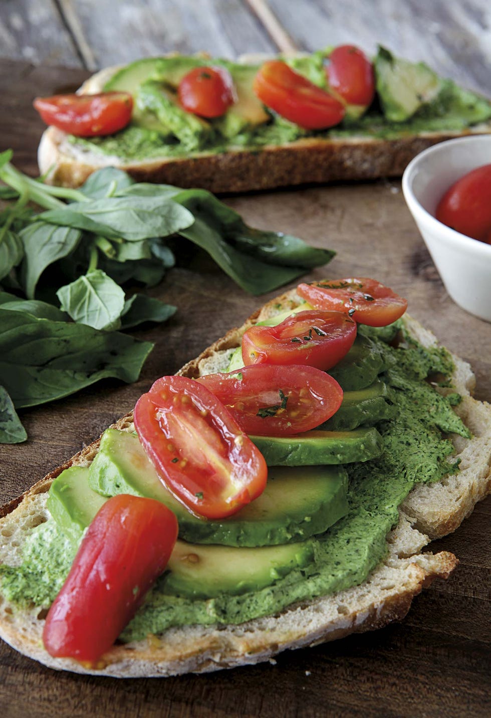 receta de tamara falcó debbocadillo de tomate, aguacate, queso y aceite de oliva