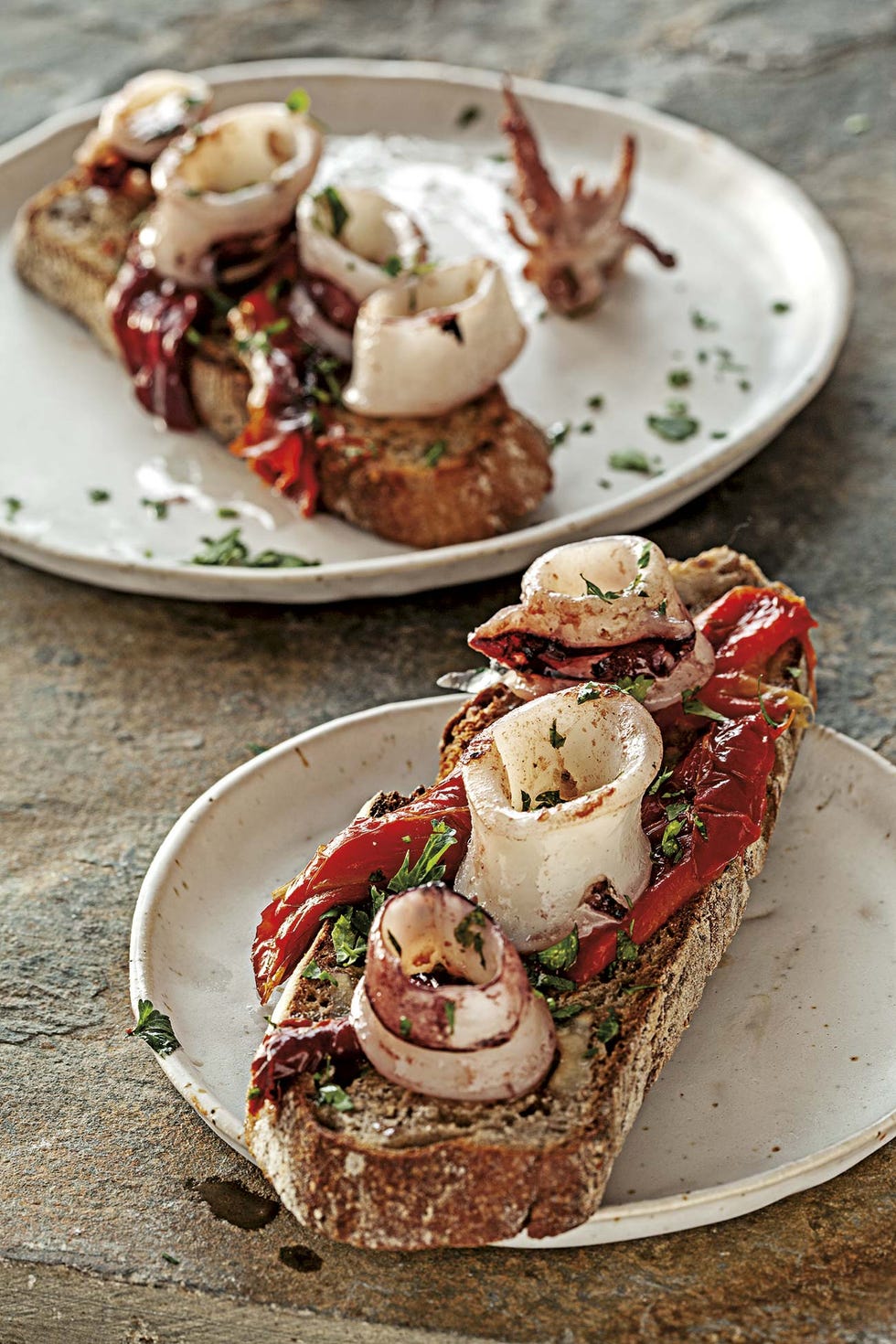 tosta de pimientos asados y calamares