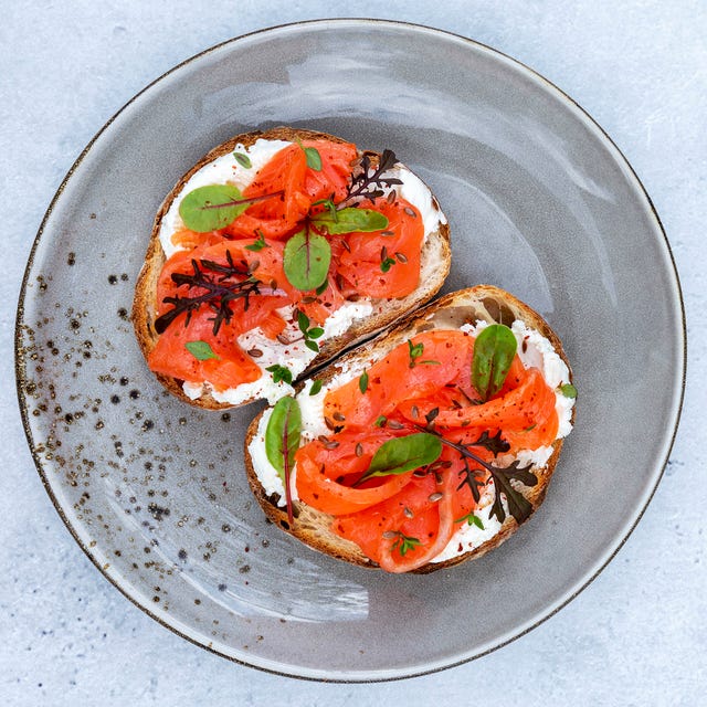 tostas de salmón y queso