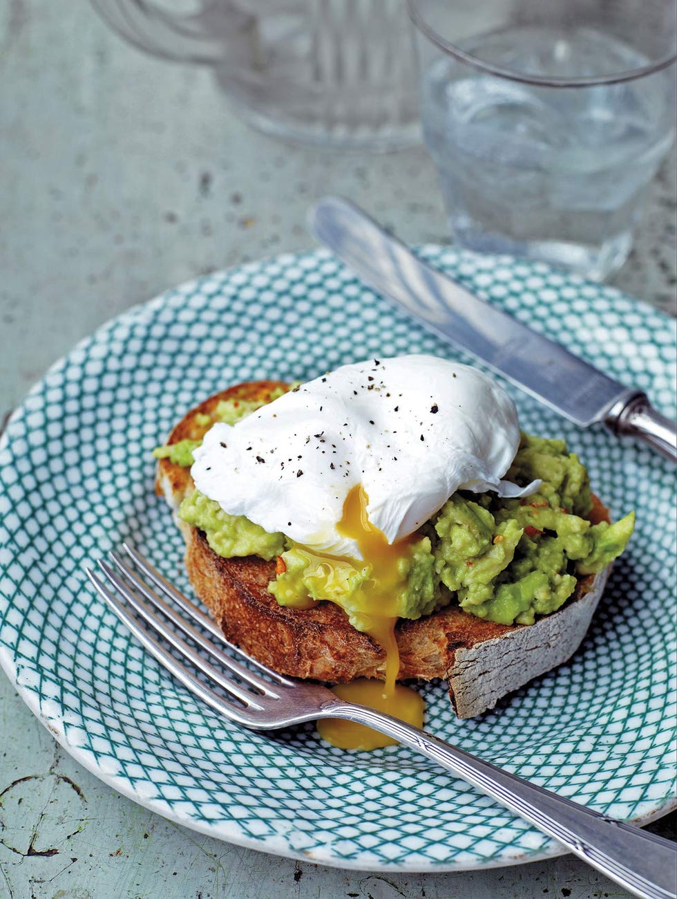 tostadas de aguacate con huevo escalfado