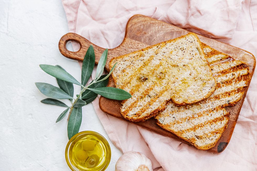 tostadas de pan con aceite de oliva virgen