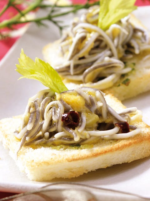 Tostas con revuelto de gulas tostas con revuelto de gulas