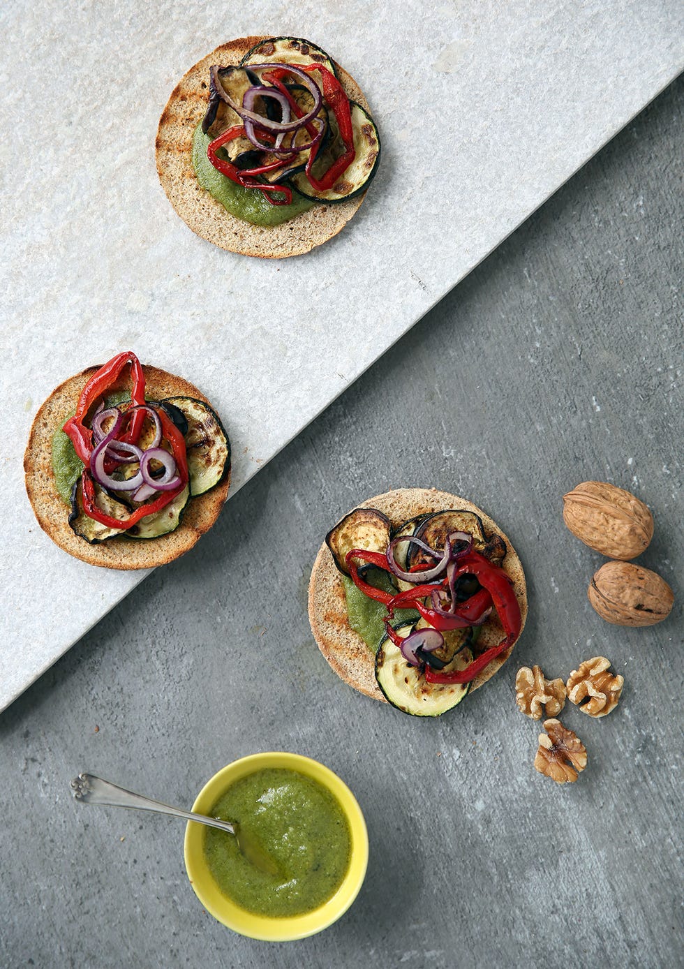 te propones cinco recetas para preparar unas originales tostas con las que sorprender a tus comensales de calabaza y setas, de espinacas, de atún ¿cuál es tu favorita