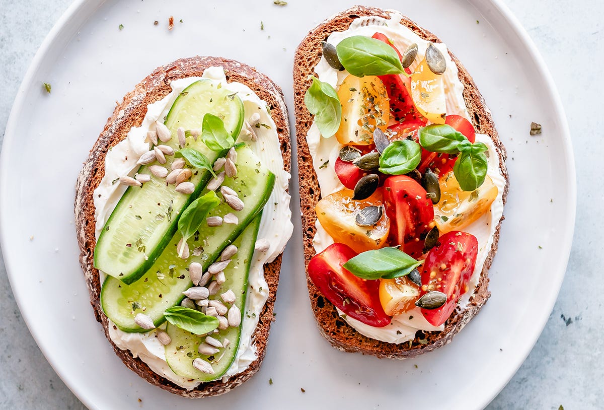 tostadas sanas y saludables con tomate, queso crema y pepino