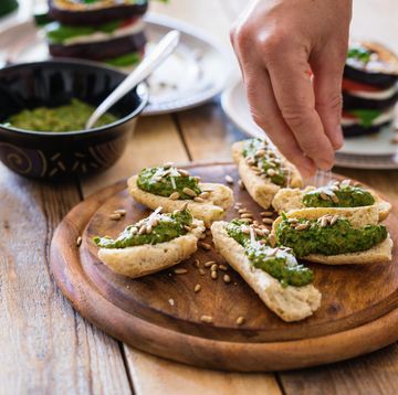 tosted bread slices with spinach pesto ad sunflower seed