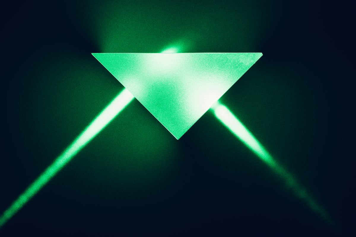 total internal reflection of green laser light passing a prism