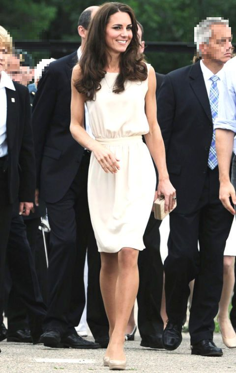 kate middleton andando con un vestido nude