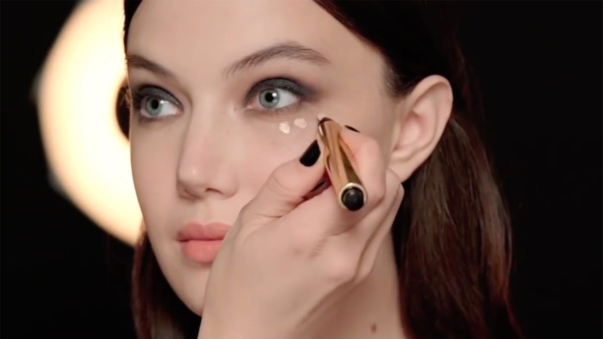 preview for Cómo usar Touche Éclat como corrector de maquillaje